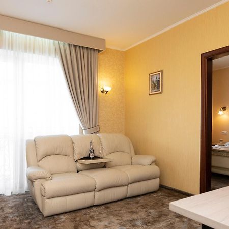 Status Hotel Malekhuv エクステリア 写真
