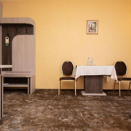Status Hotel Malekhuv エクステリア 写真
