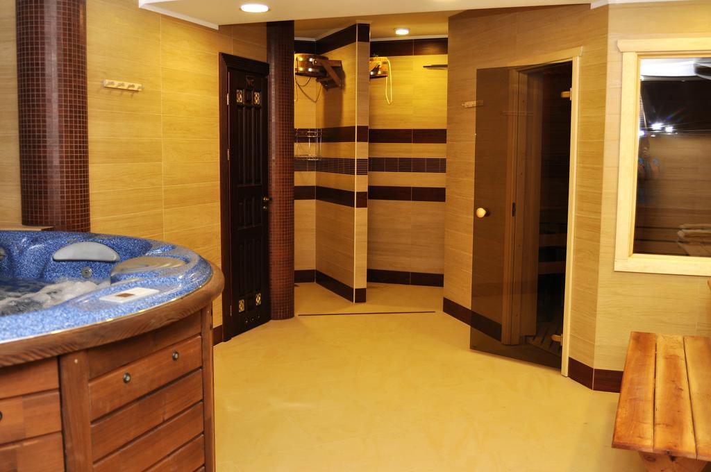 Status Hotel Malekhuv エクステリア 写真
