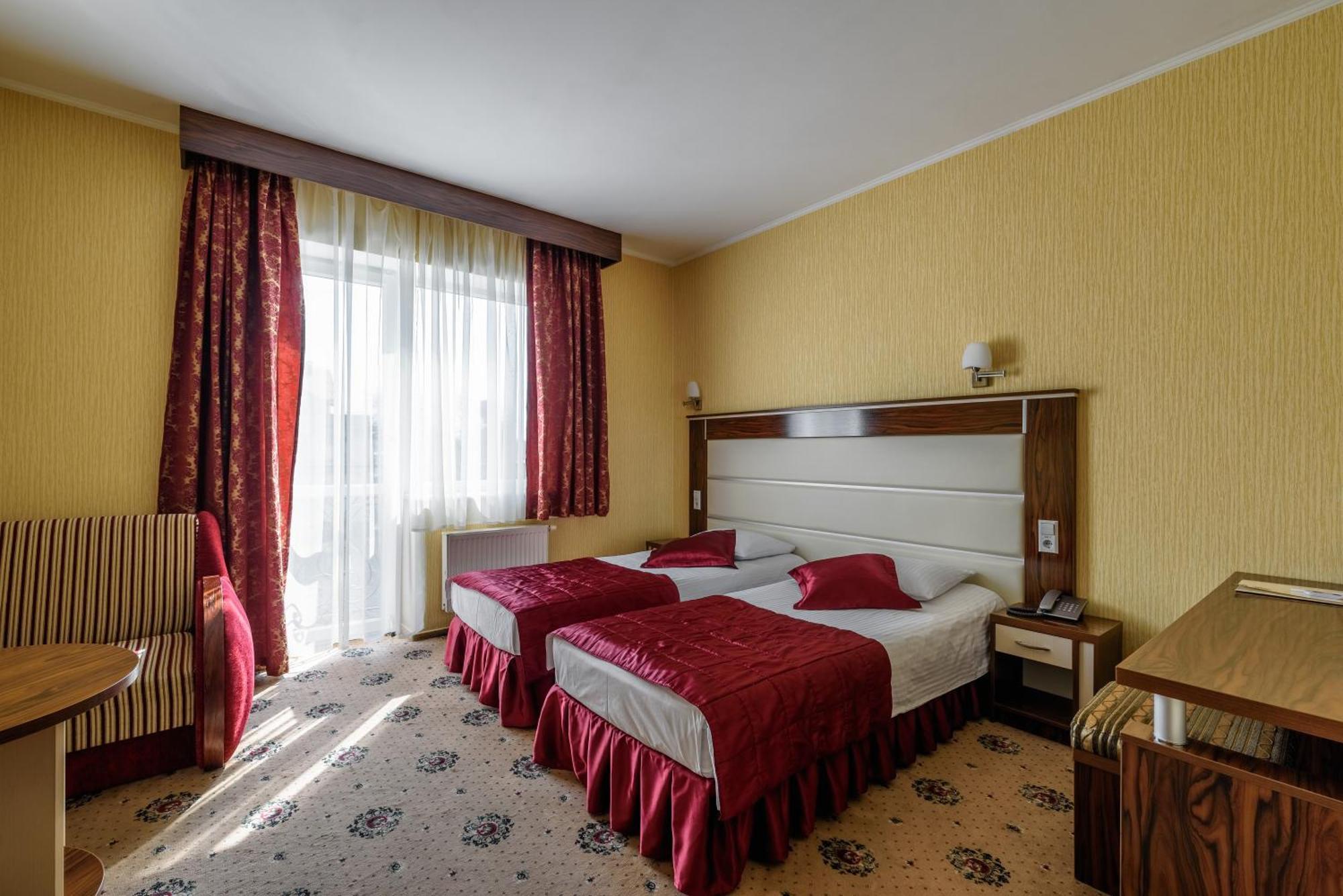 Status Hotel Malekhuv エクステリア 写真