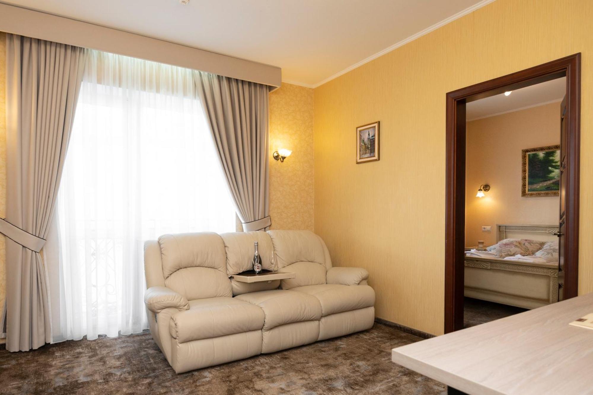 Status Hotel Malekhuv エクステリア 写真