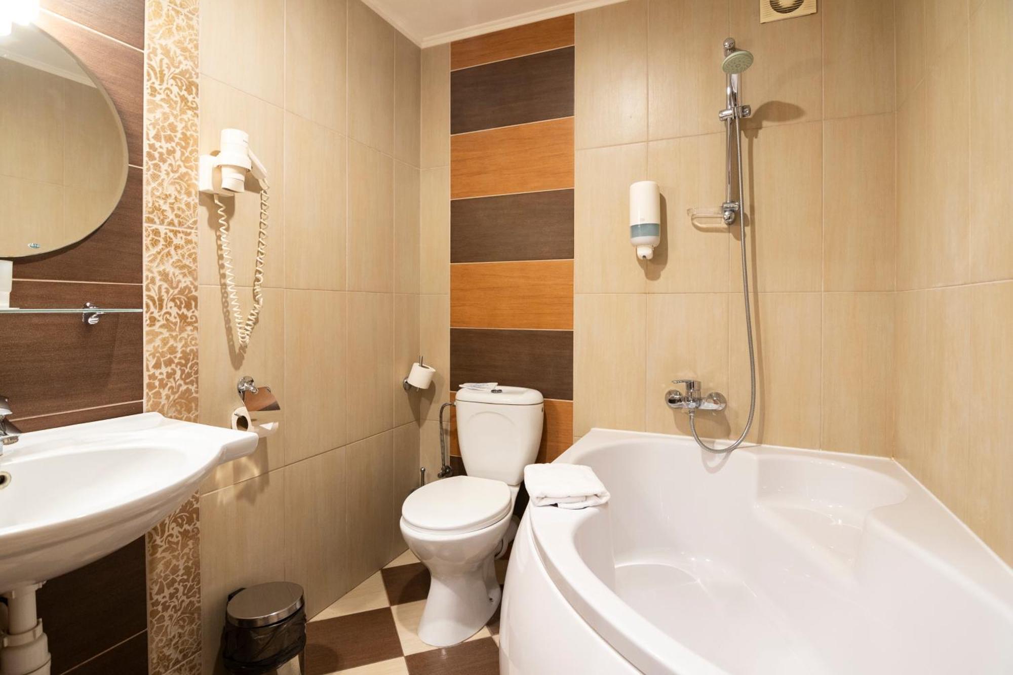 Status Hotel Malekhuv エクステリア 写真