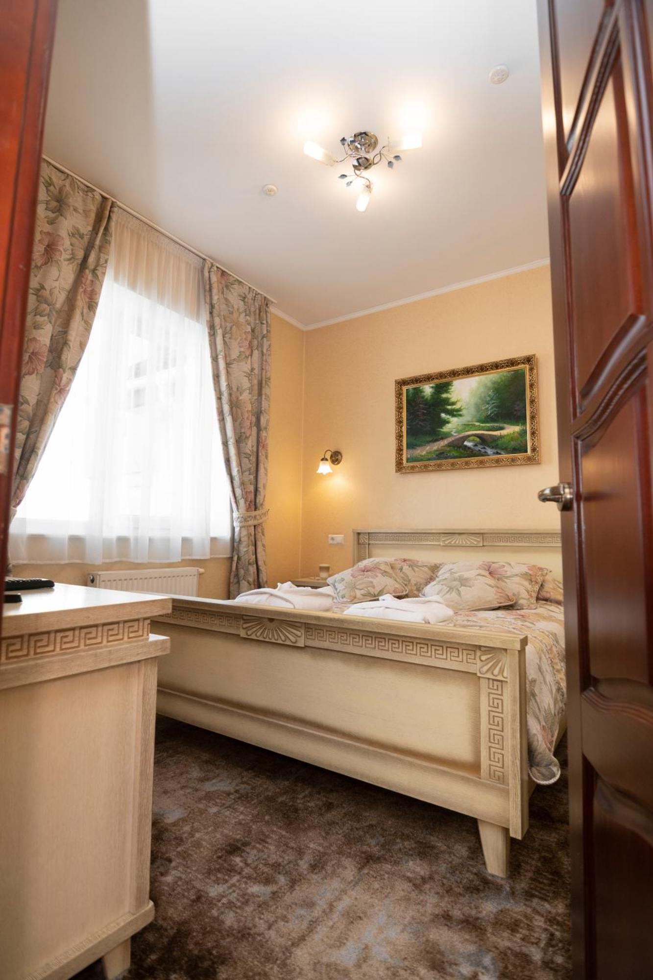Status Hotel Malekhuv エクステリア 写真