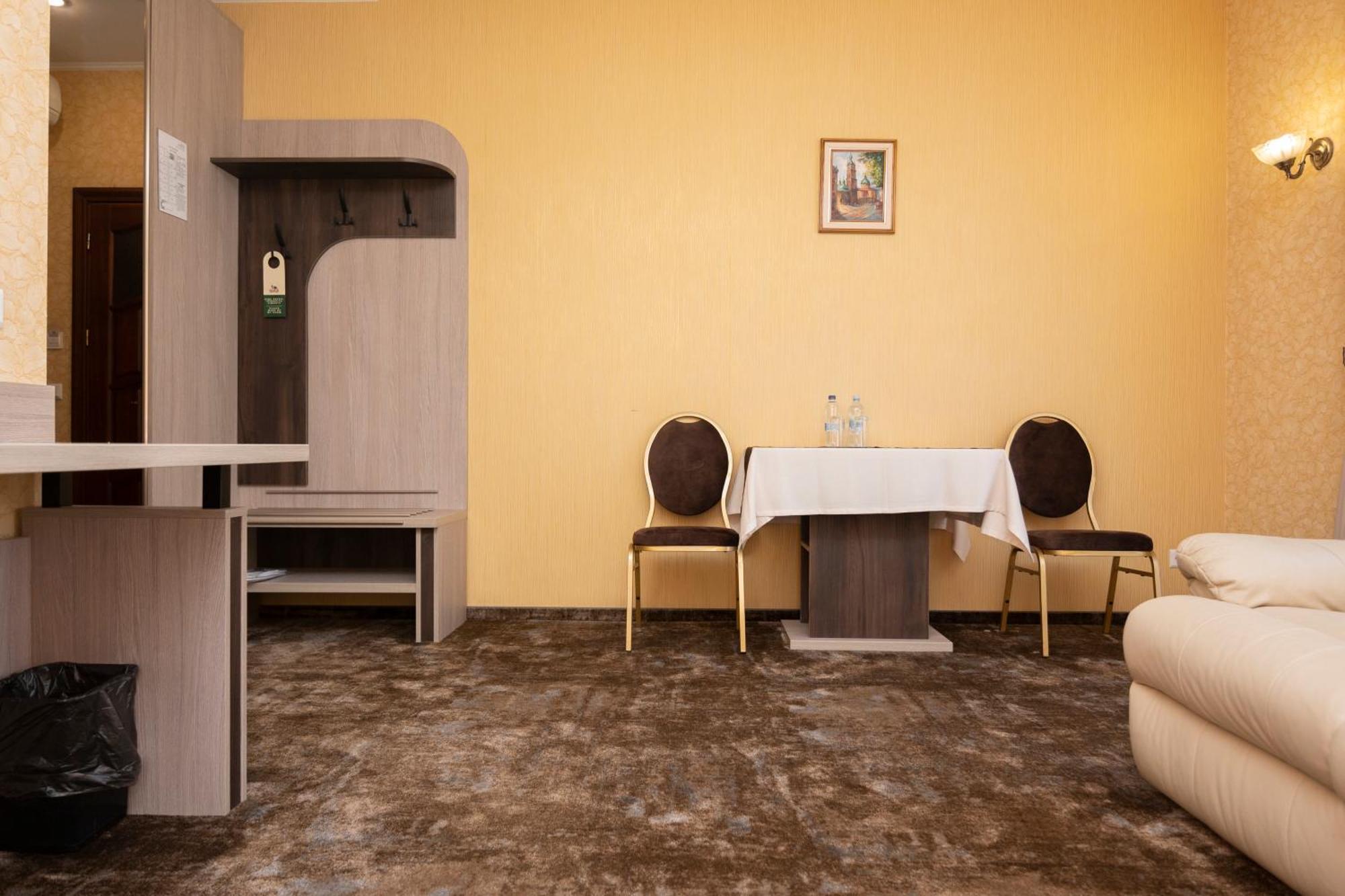 Status Hotel Malekhuv エクステリア 写真
