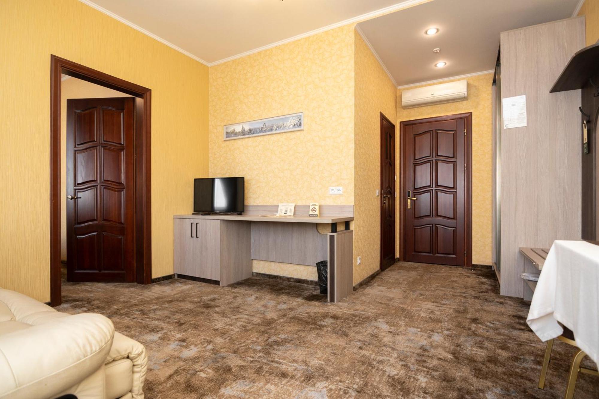 Status Hotel Malekhuv エクステリア 写真