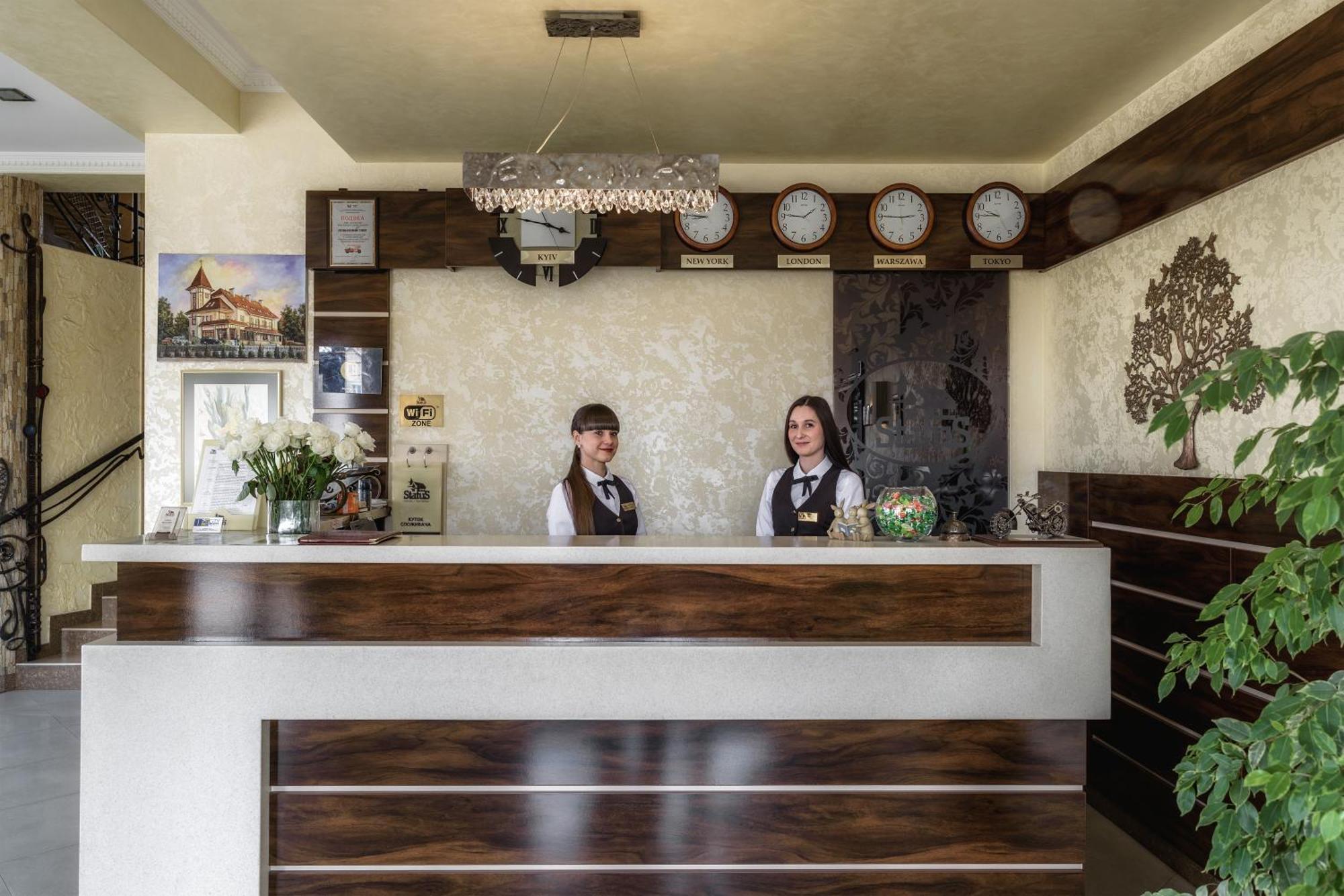 Status Hotel Malekhuv エクステリア 写真