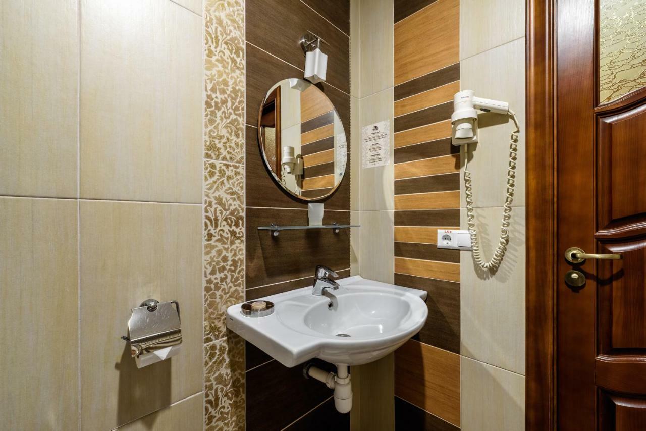 Status Hotel Malekhuv エクステリア 写真