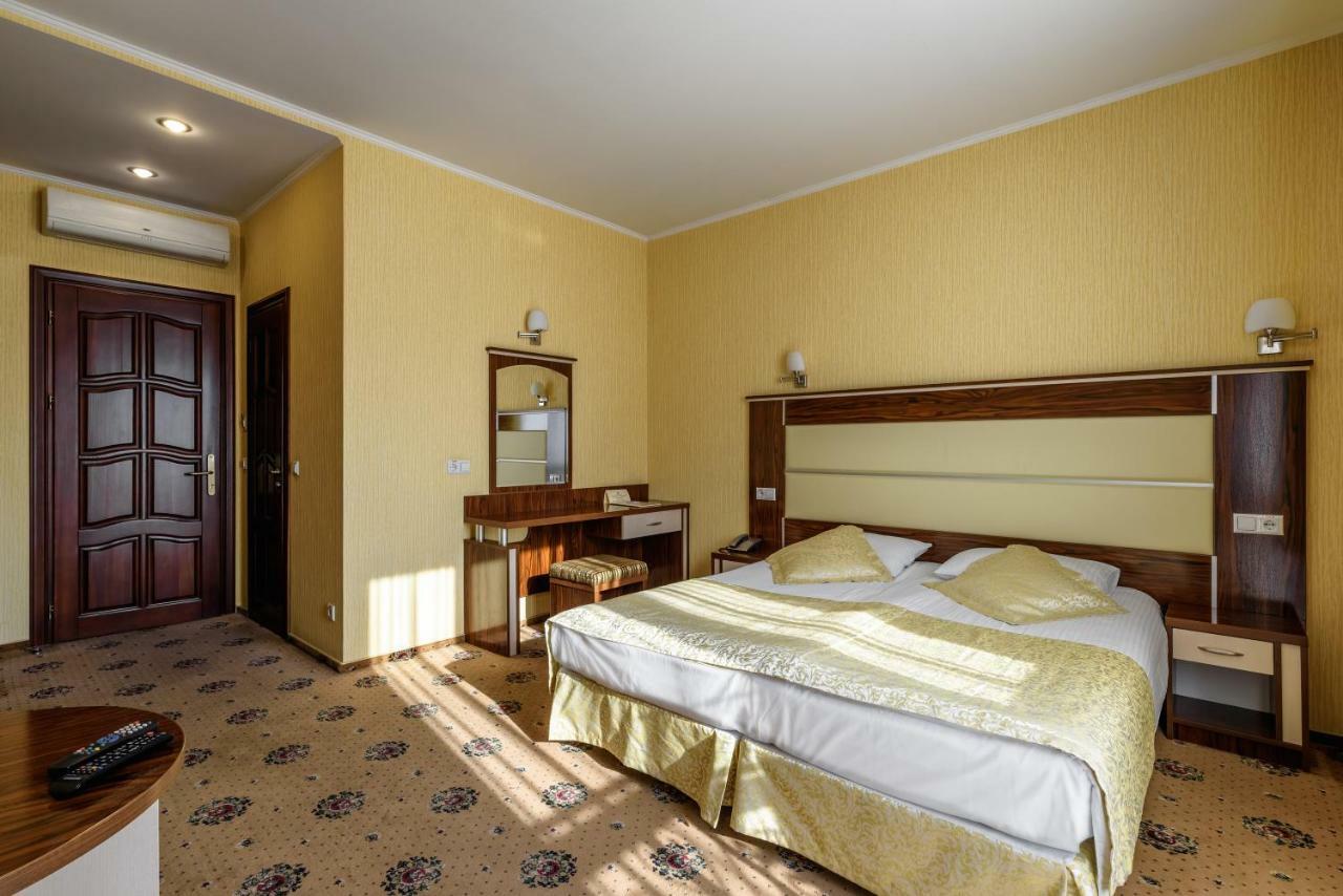 Status Hotel Malekhuv エクステリア 写真