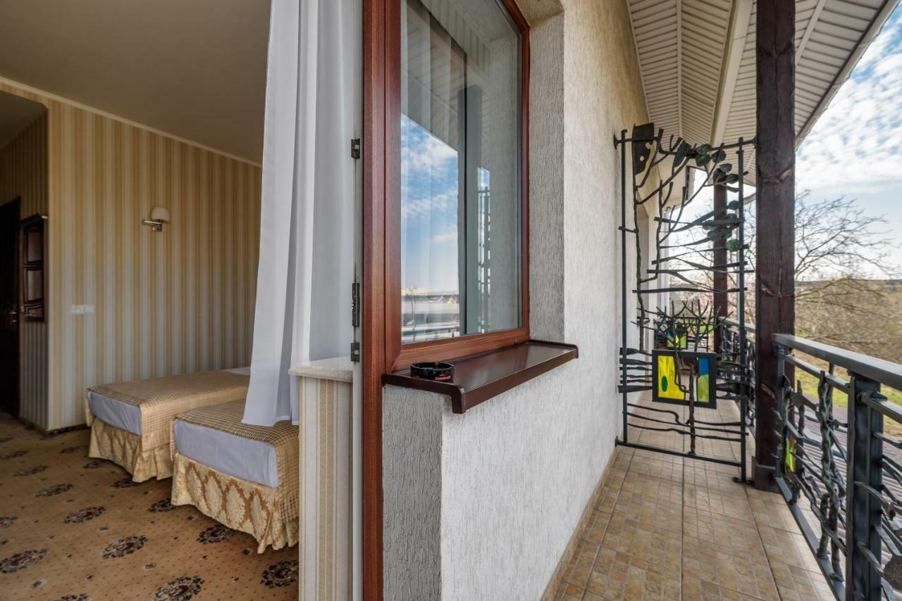 Status Hotel Malekhuv エクステリア 写真