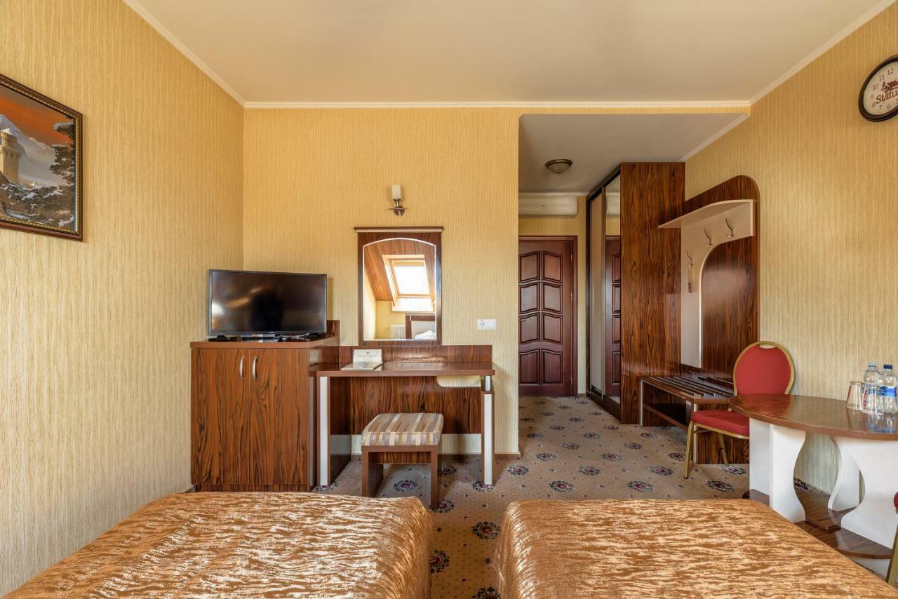 Status Hotel Malekhuv エクステリア 写真