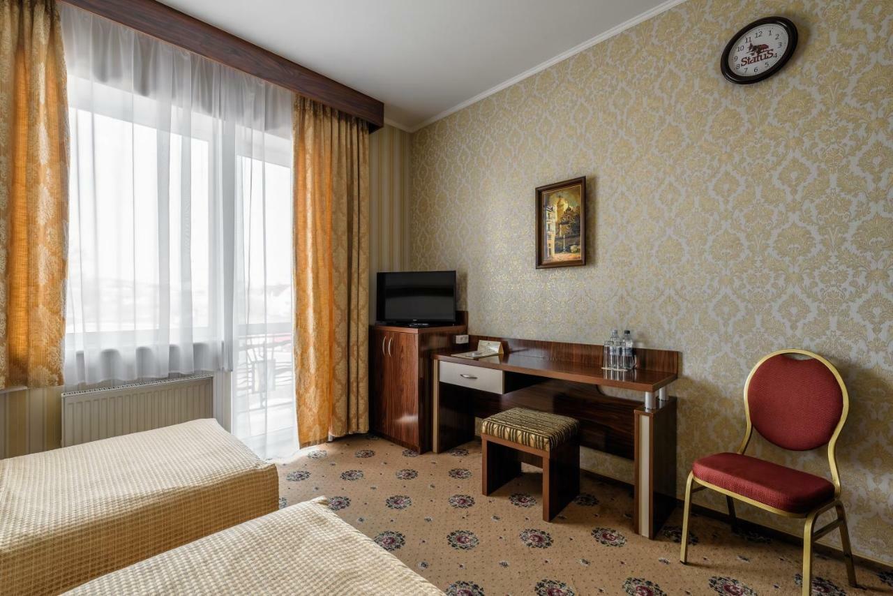 Status Hotel Malekhuv エクステリア 写真