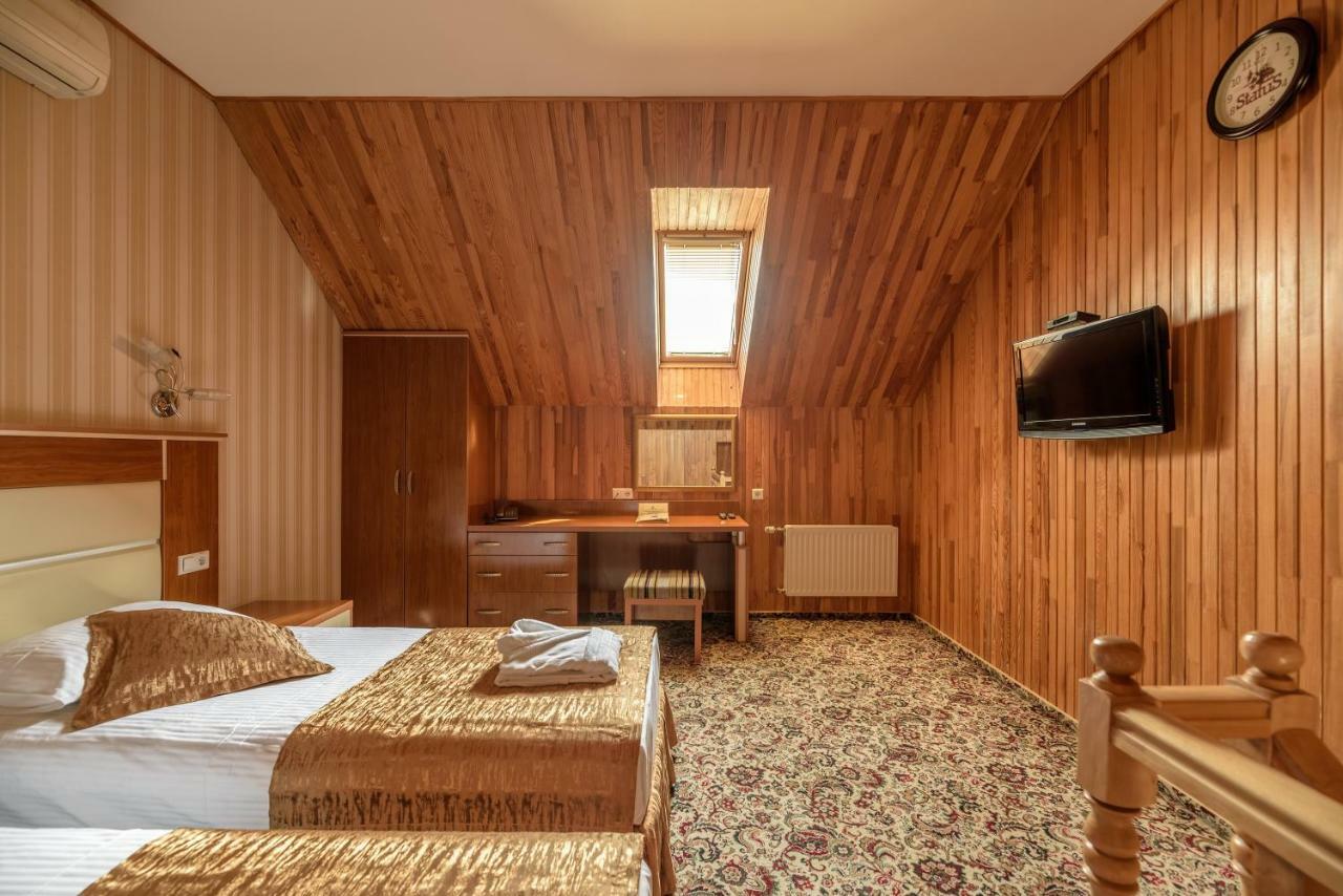 Status Hotel Malekhuv エクステリア 写真