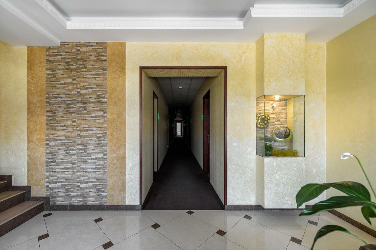 Status Hotel Malekhuv エクステリア 写真